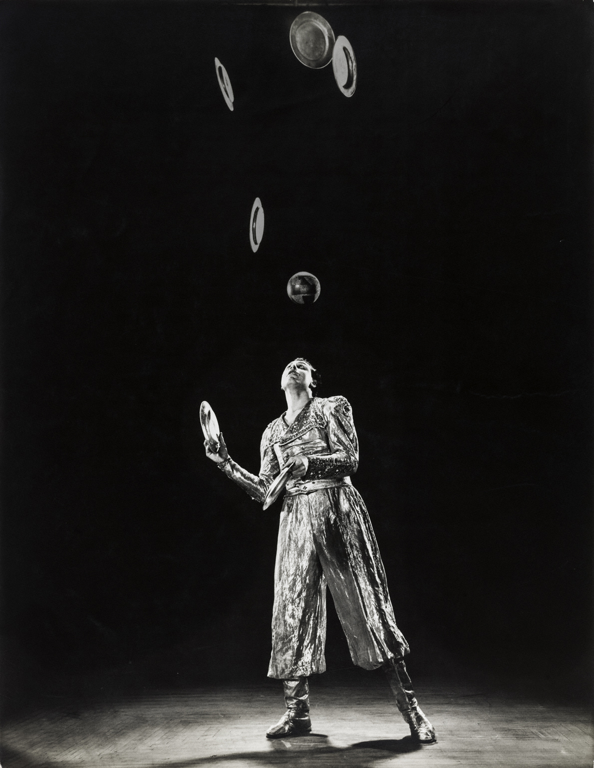 World’s Ace Juggler Massimiliano Truzzi Juggling Plates in Performance