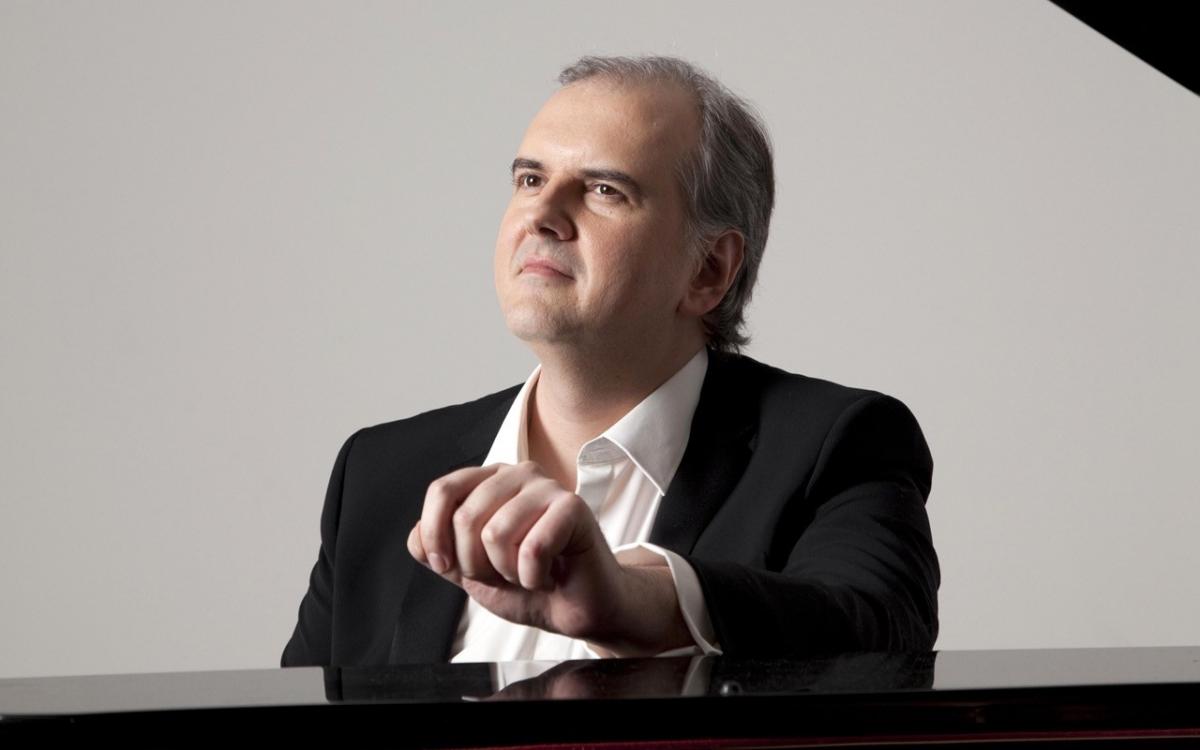 Pianist Nicholas Angelich behind piano