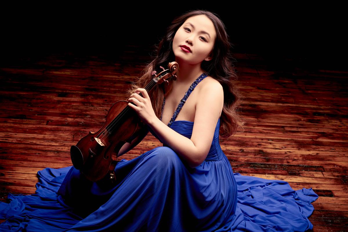 Photo of violinist Stella Chen