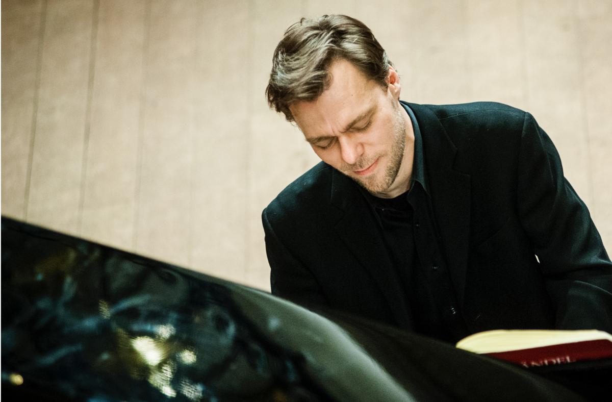 photo of pianist Andrius Zlabys