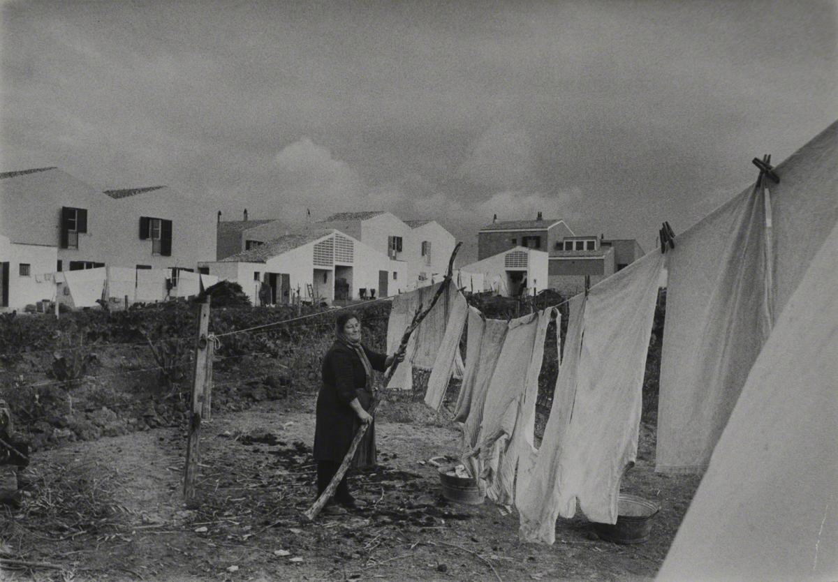 Esther Bubley, Hanging Out the Wash, La Martella, Italy, 1953.