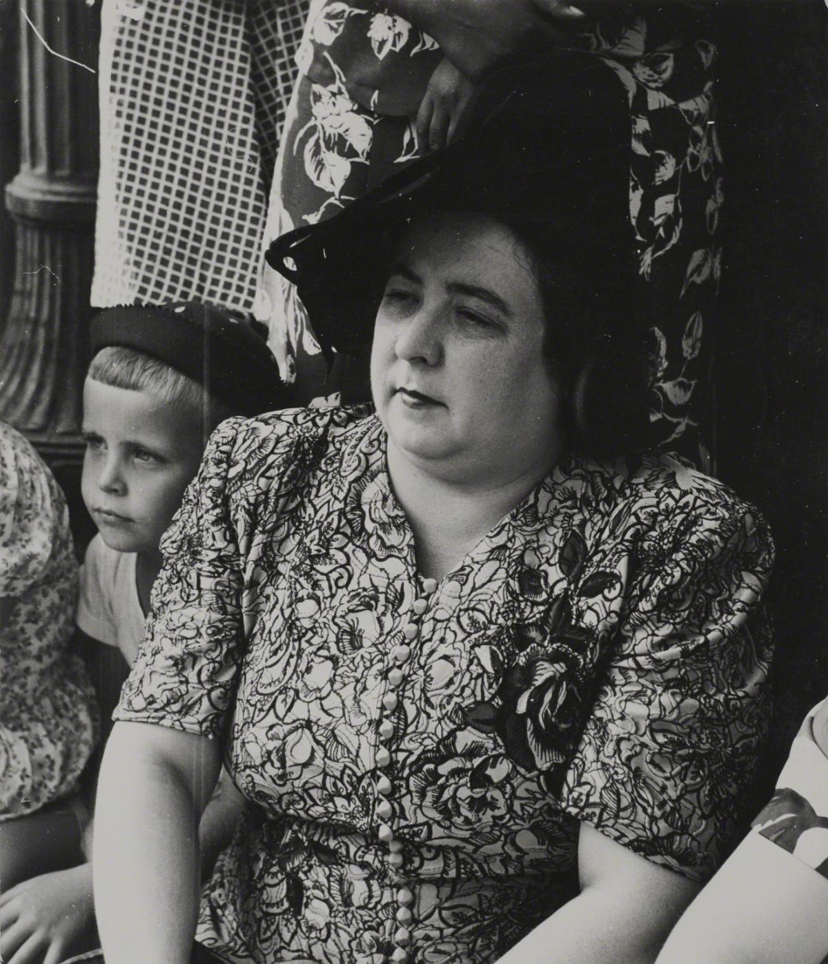 Esther Bubley, Spectators at the Parade to Recruit Civilian Defense Volunteers, Washington, DC, 1943.