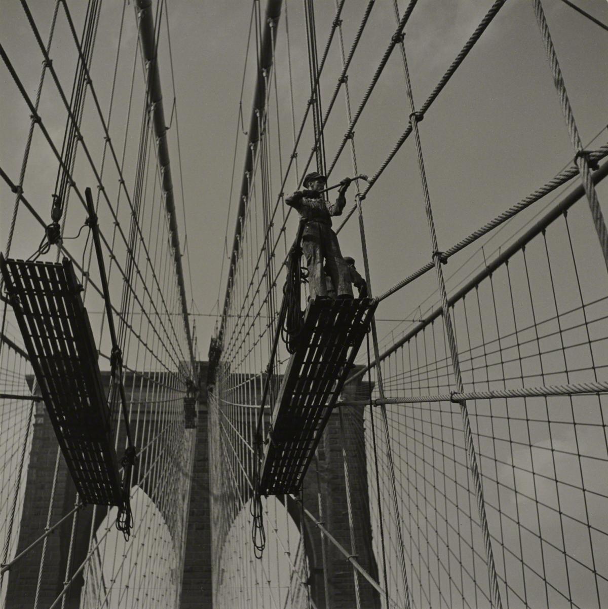 Esther Bubley, Painters at Work on the Brooklyn Bridge, 1946.