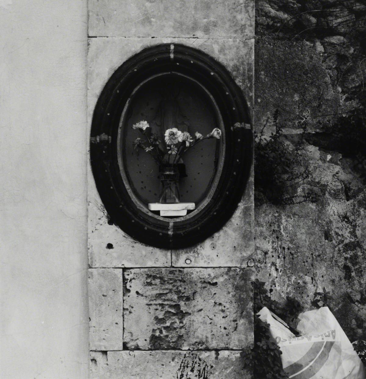 Aaron Siskind, Sicily 418, 1984.