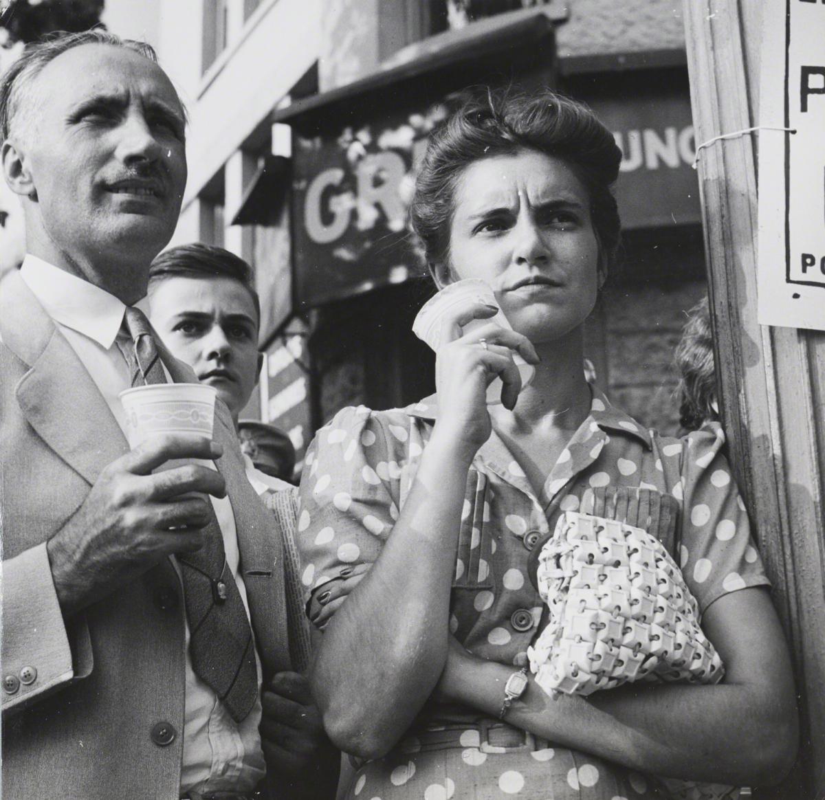Esther Bubley, Spectators at the Parade to Recruit Civilian Defense Volunteers, Washington, DC, 1943.