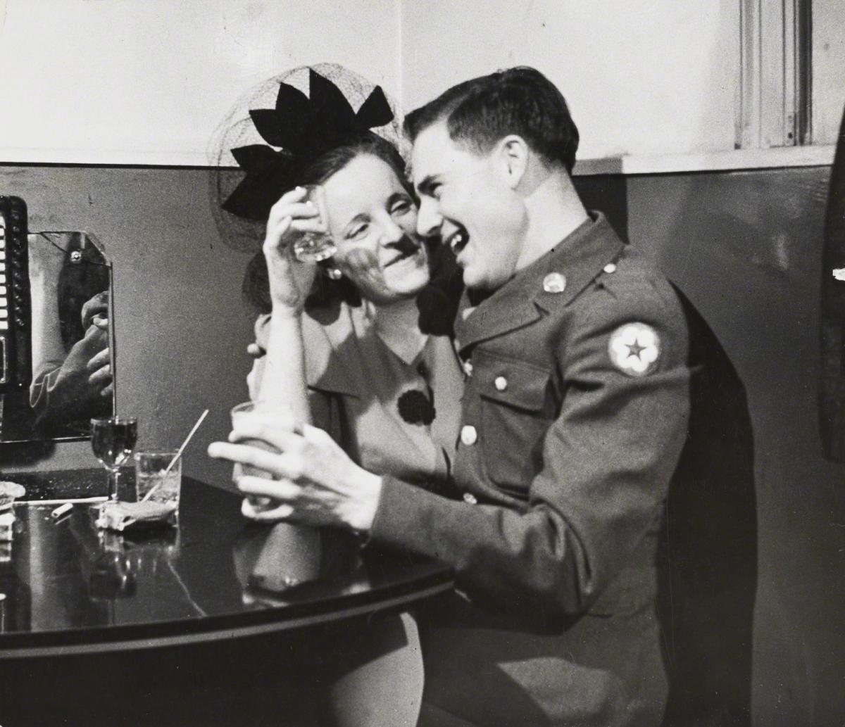 Esther Bubley, A Slightly Inebriated Couple at the Sea Grill, Washington, DC, 1943.