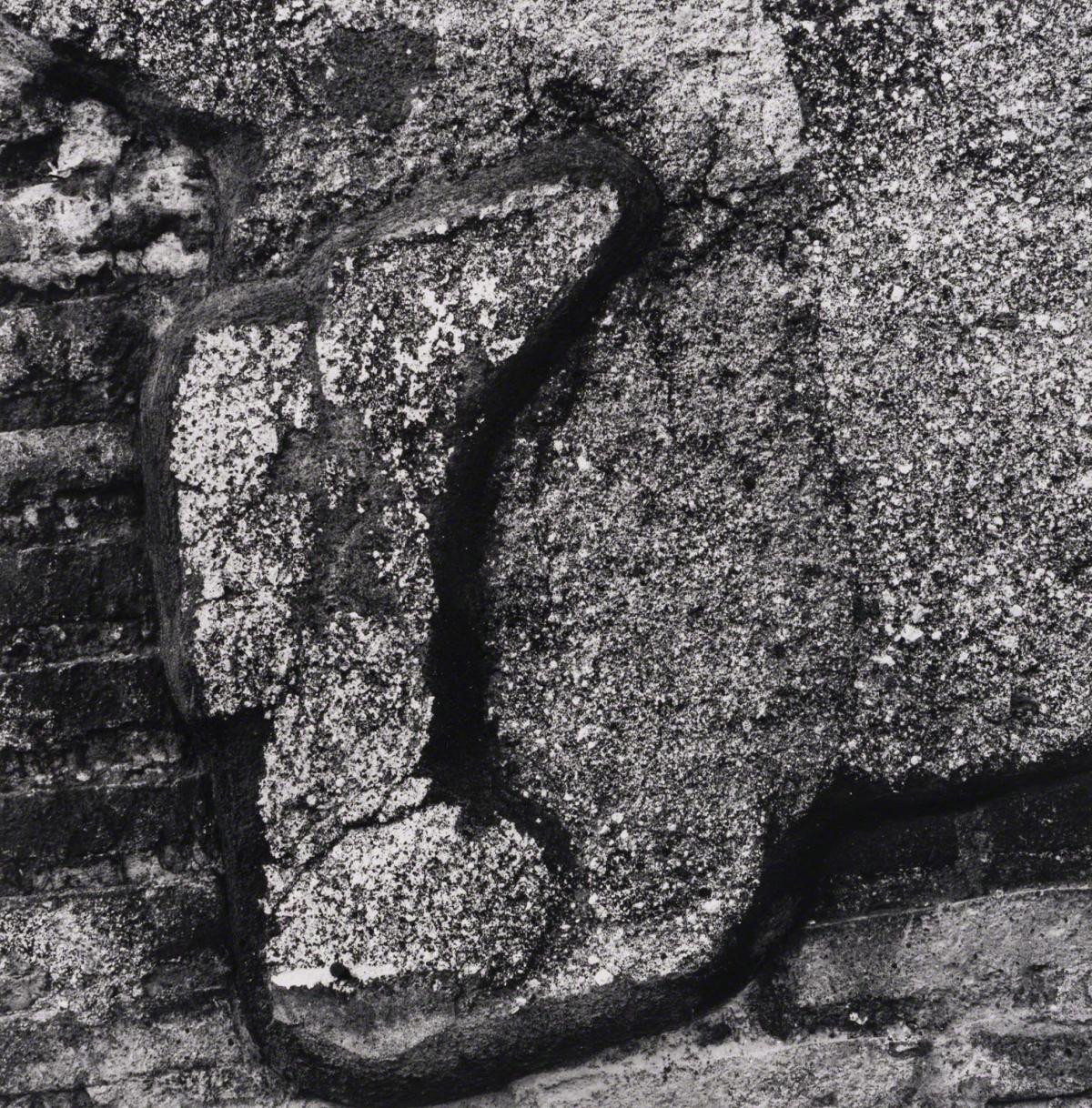 Aaron Siskind, Italy 205, 1985.