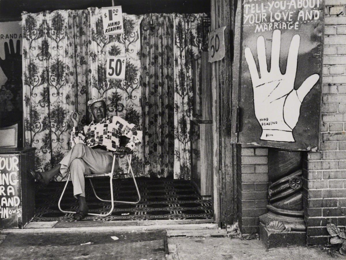 Leon Levinstein, Untitled (man, palm reading), c. 1970s.
