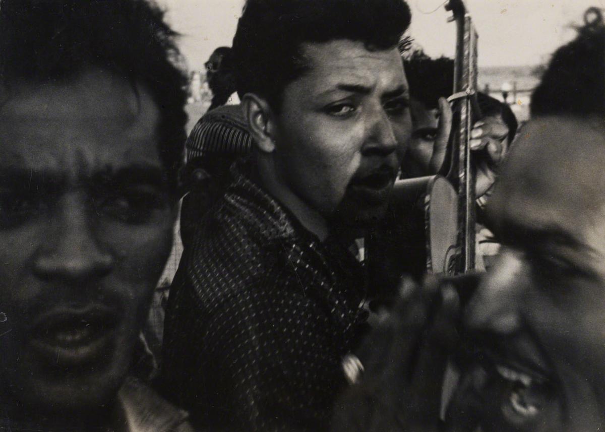 Leon Levinstein, Untitled (men singing, one playing a guitar), not dated.