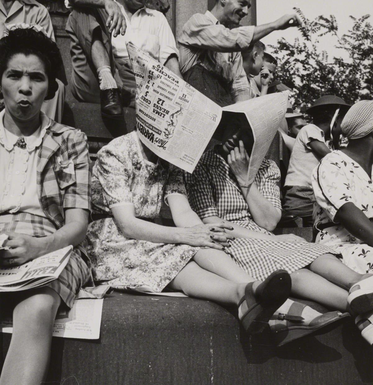 Esther Bubley, Spectators at the Parade to Recruit Civilian Defense Volunteers, Washington, DC, 1943.