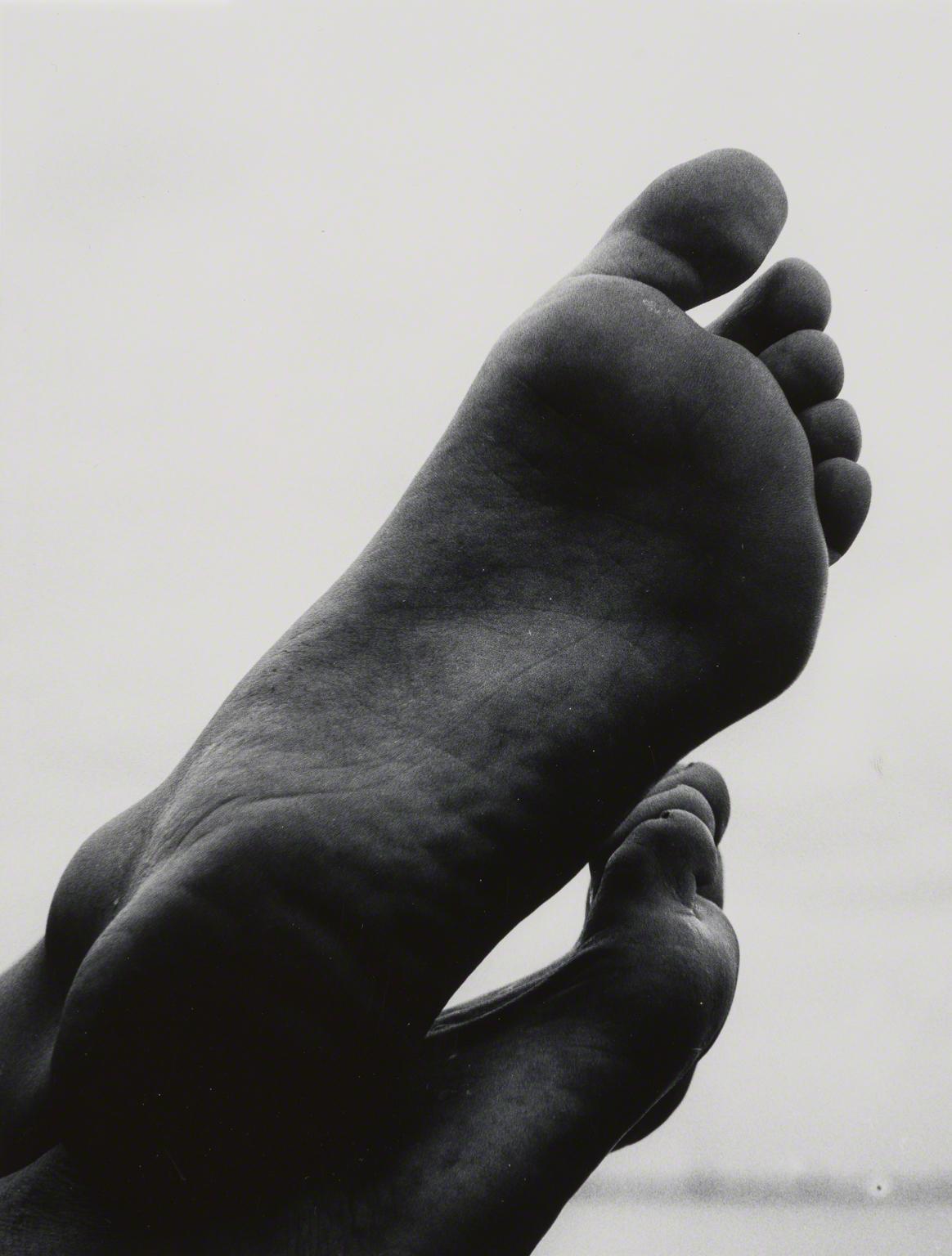 Aaron Siskind, Feet 100, 1957.