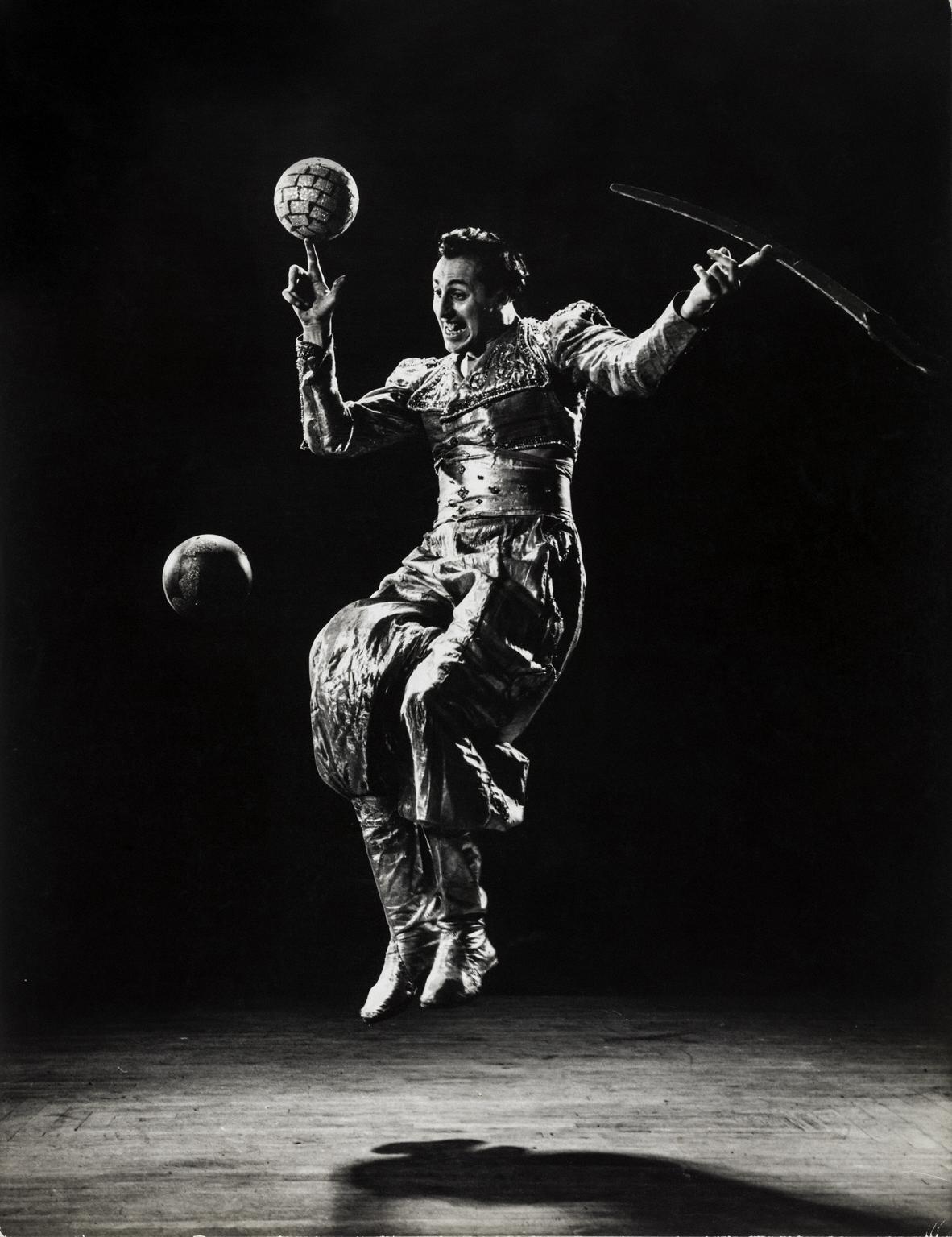 World's Ace Juggler Massimiliano Truzzi Juggling Two Balls