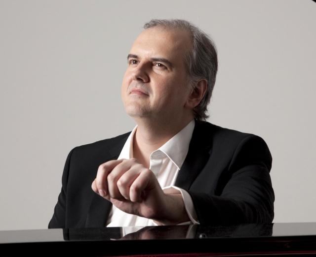 Pianist Nicholas Angelich behind piano