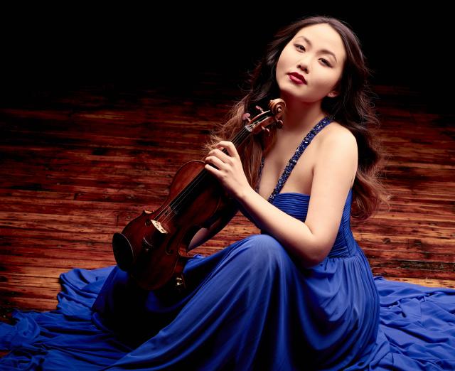 Photo of violinist Stella Chen