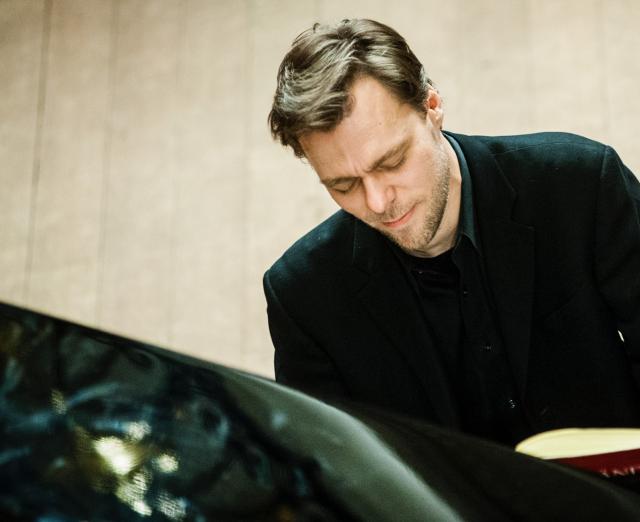 photo of pianist Andrius Zlabys
