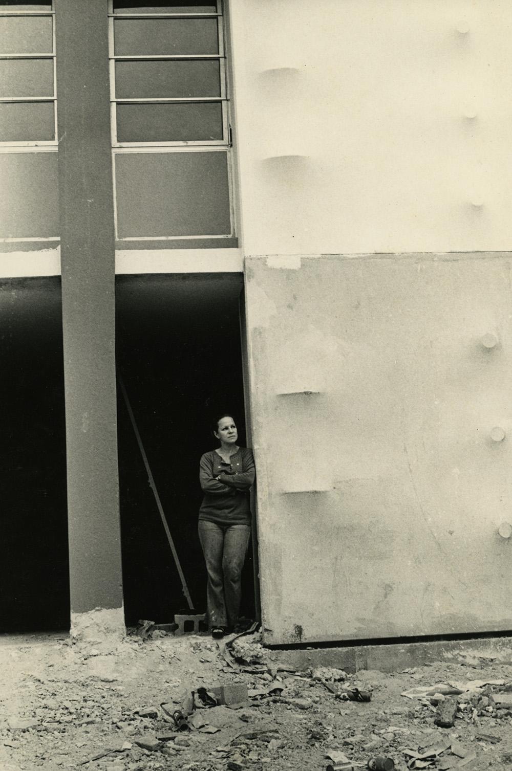 Zilia Sánchez standing next to her mural