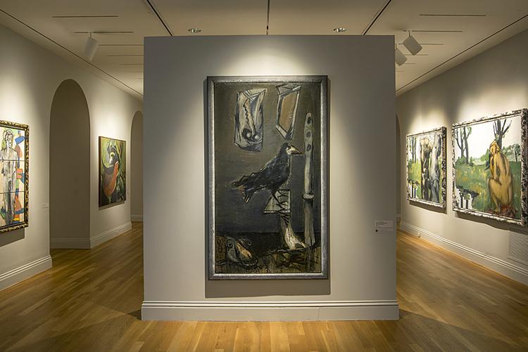 Installation view of the Markus Lüpertz exhibition. At center is Il corvo che filosofa (The Raven Philosopher), 1990.