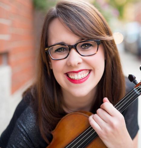 photo of violinist Gabriela Diaz