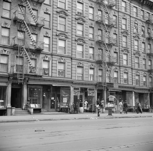 view of an exterior of an apartment building